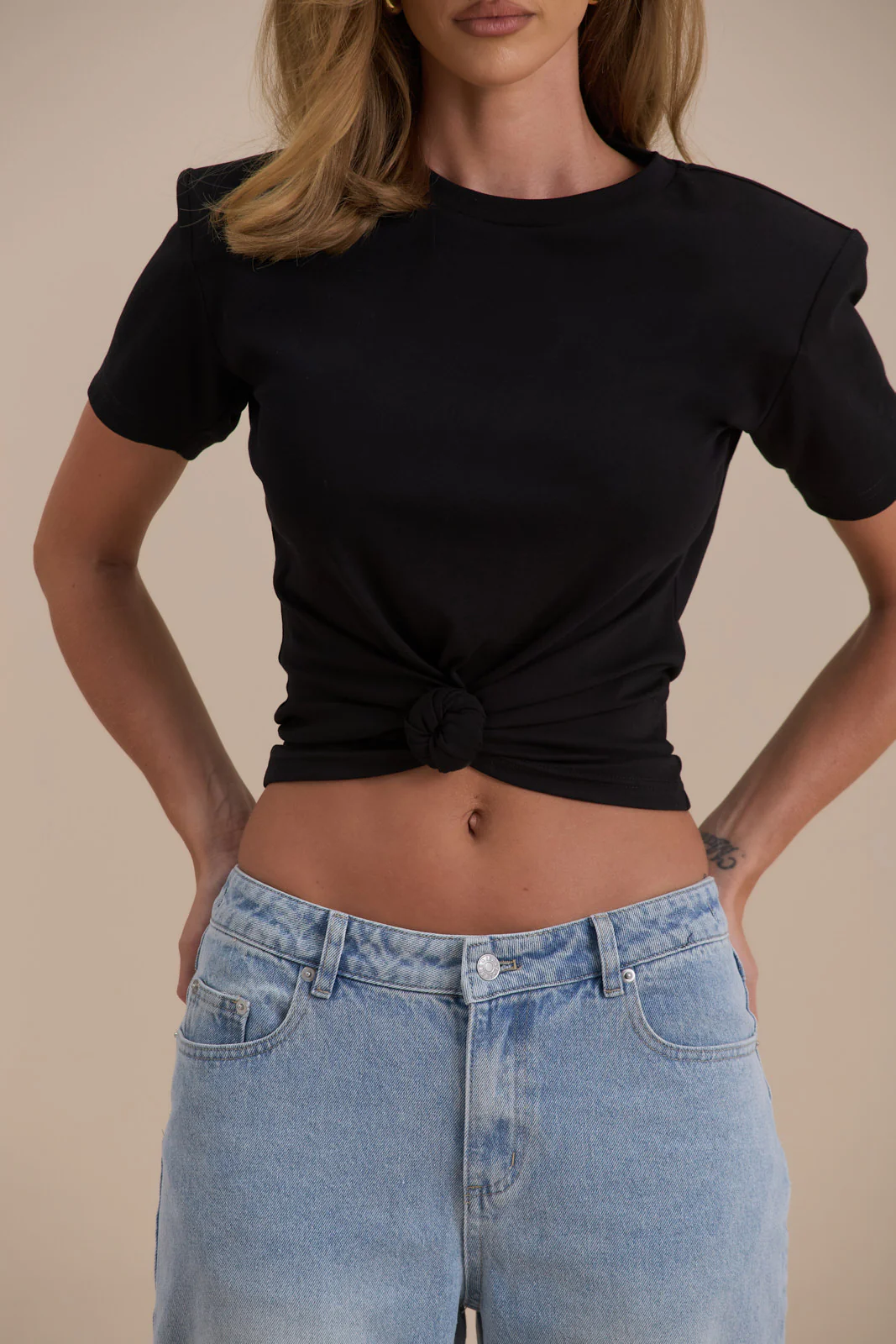 KNOT SO BASIC T-SHIRT | BLACK - Image 4