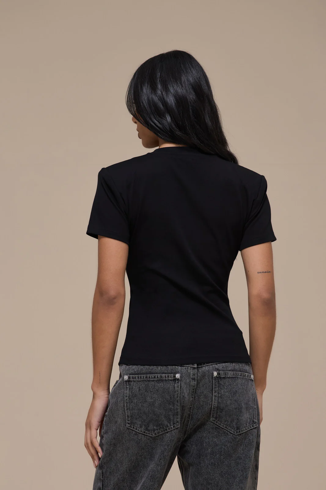 SHORT SLEEVE BASIC TEE WITH DETACHABLE SHOULDER PADS | BLACK - Image 3